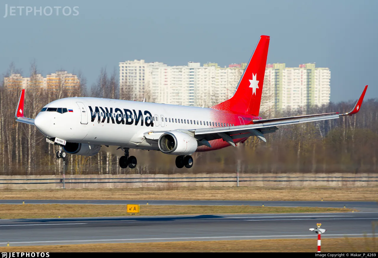 Boeing 737-800 авиакомпании Ижавия на заходе на посадку