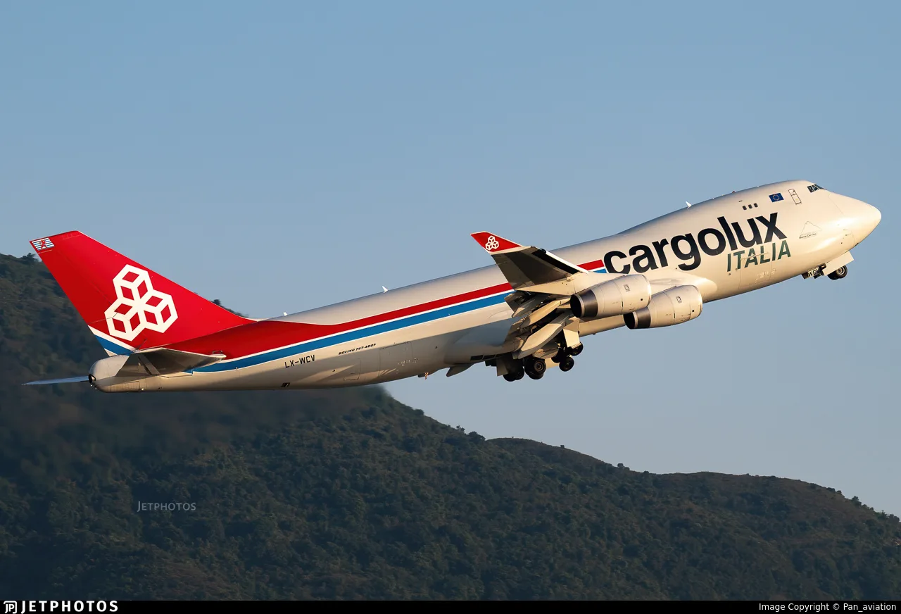 Boeing 747 уходит на 2-ой уруг