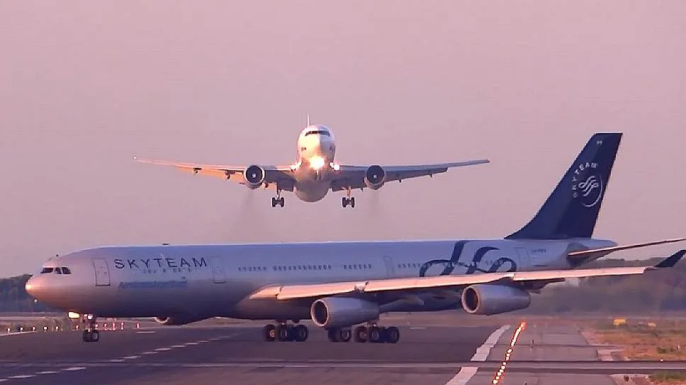 Airbus A340 выезжает на полосу во время захода на посадку B777. Фото: Youtube