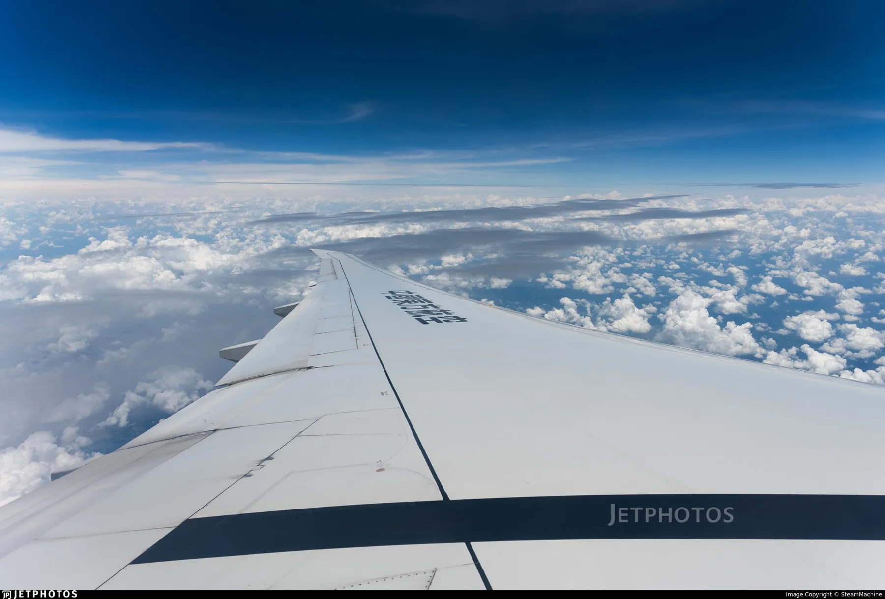 Boeing 777 на эшелоне над облаками. Фото: Jetphotos