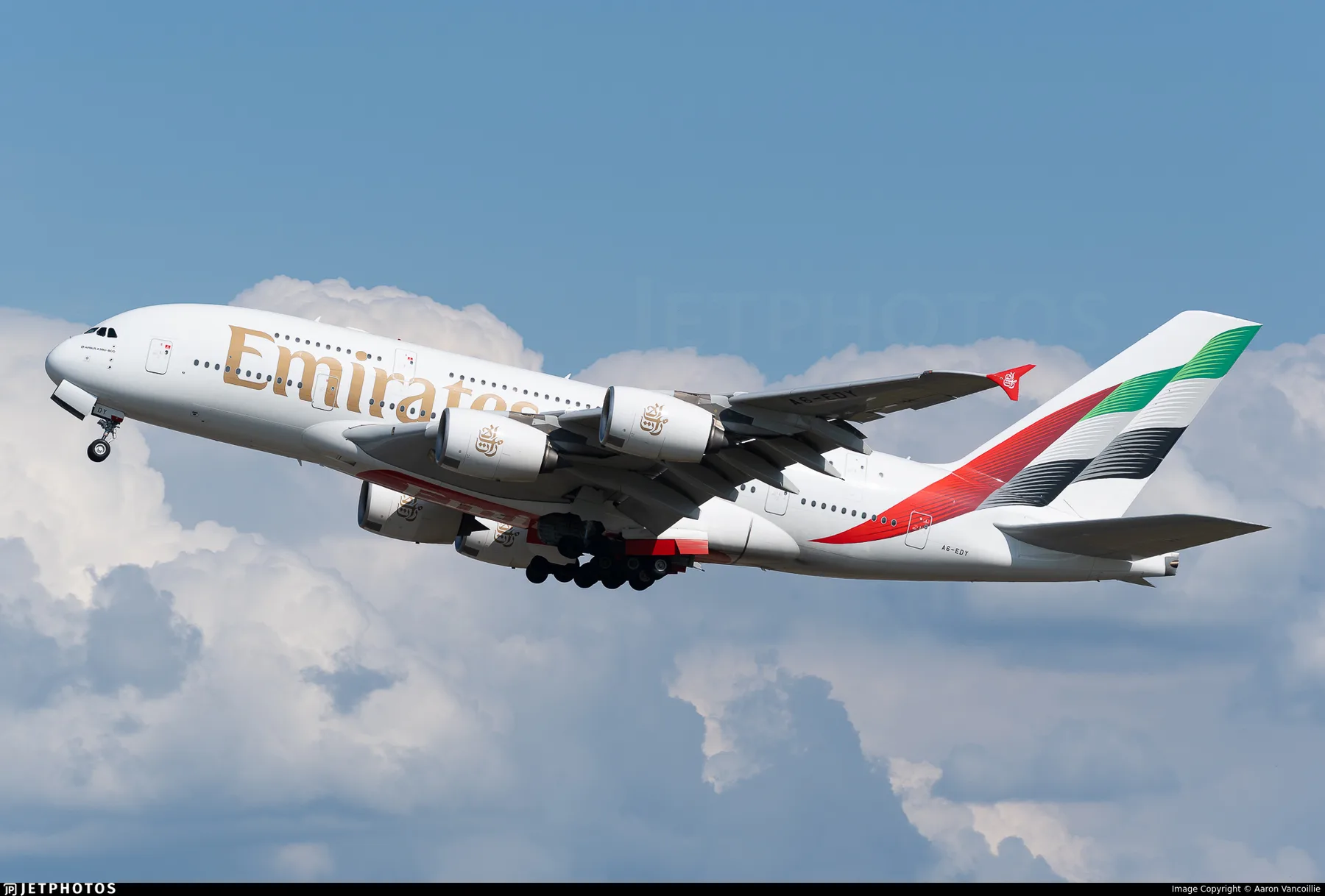 Взлёт тяжёлого Airbus A380. Фото: Jetphotos