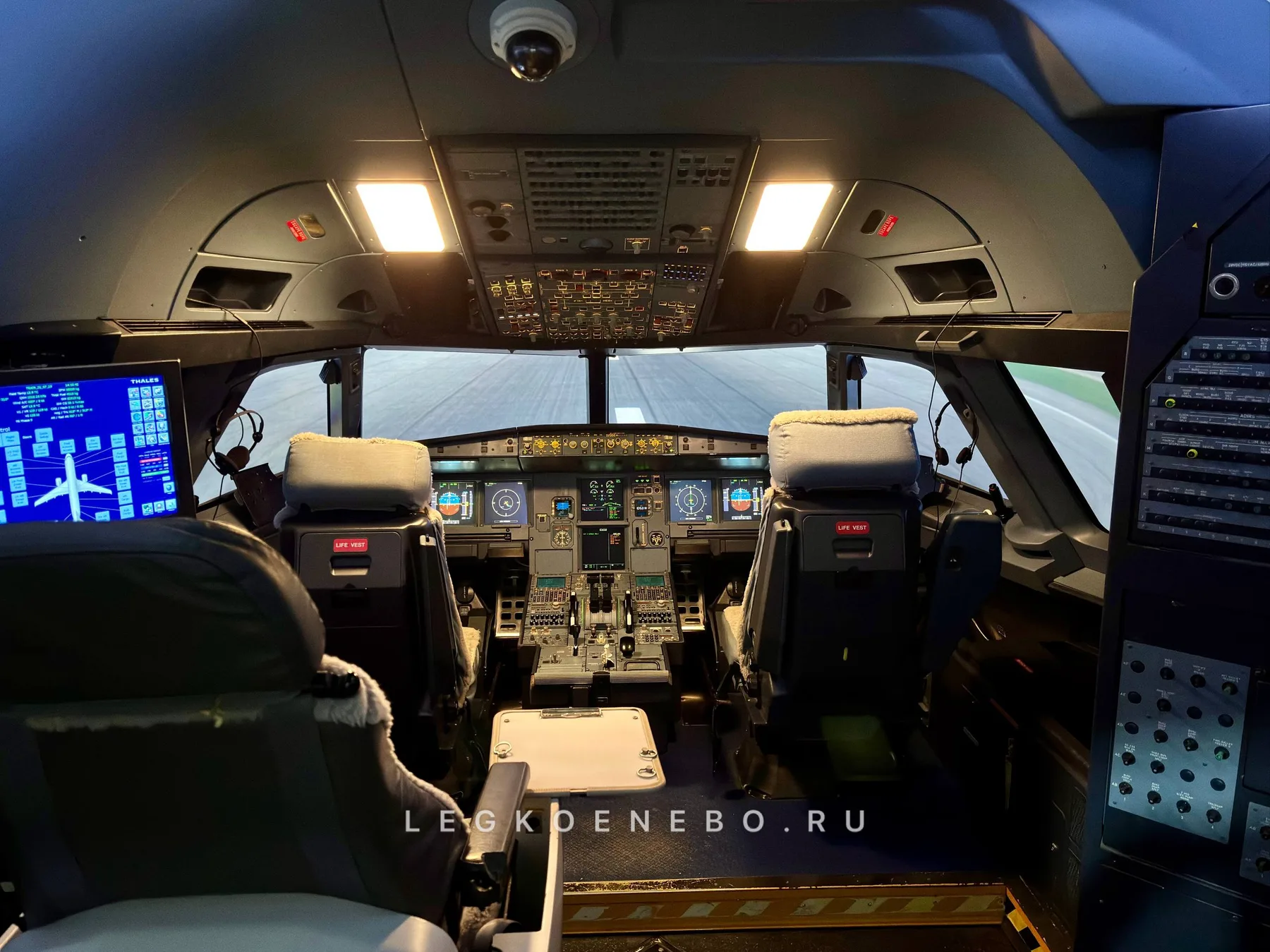 Инструкторское кресло в FFS A320