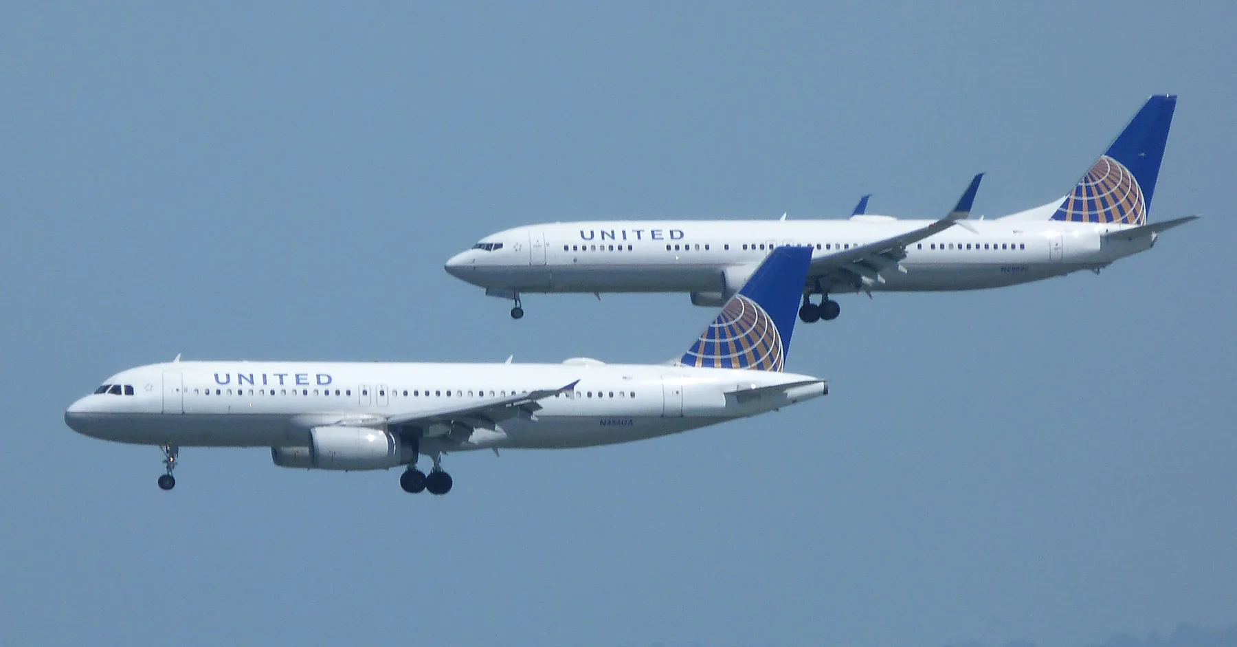 Airbus A320 и Boeing 737-800 United заходят на посадку в Сан-Франциско. Фото: Bill Larkins / Wikimedia Commons, CC BY-SA 2.0