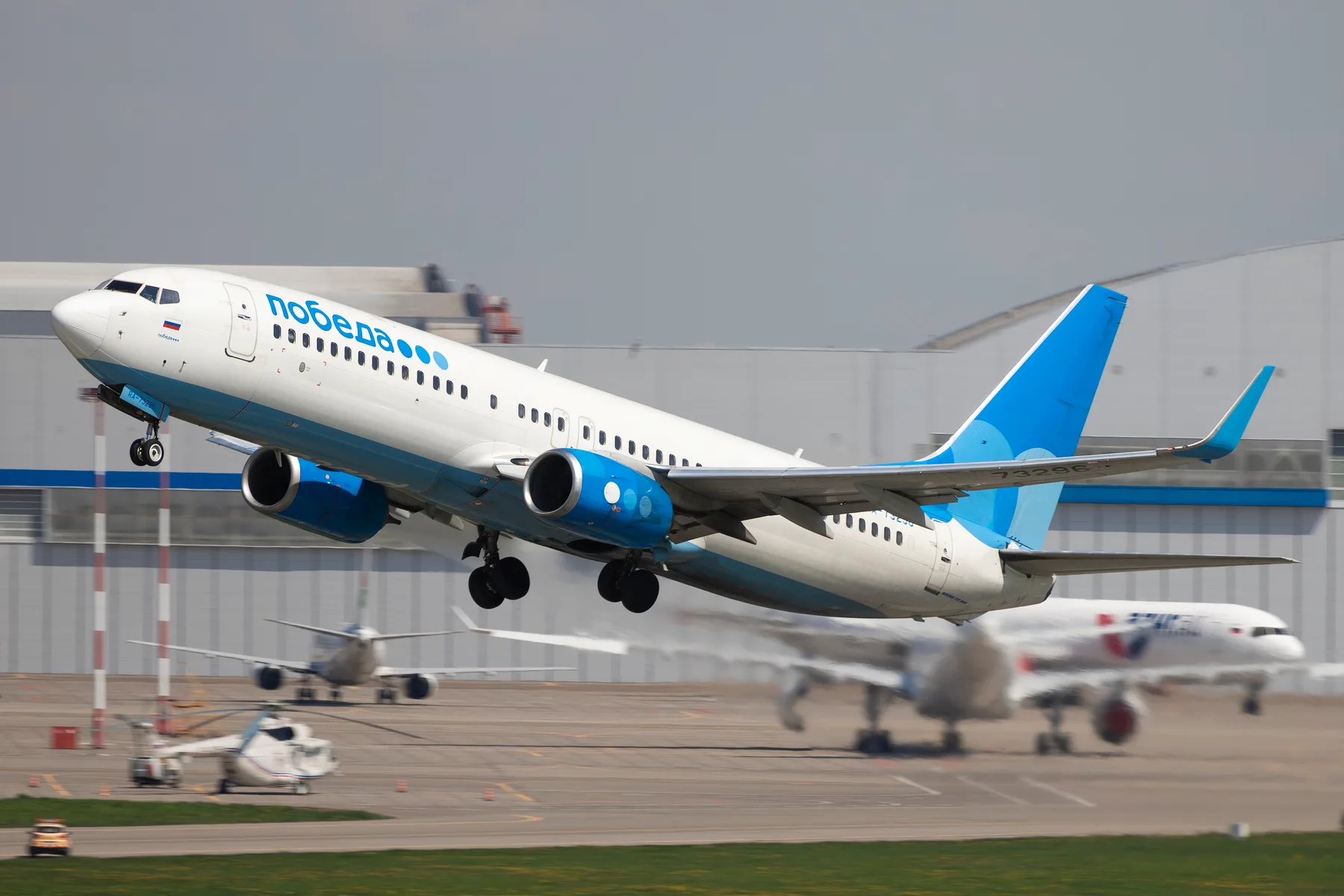 Boeing 738 на взлёте. Фото: Леонид Соловьёв