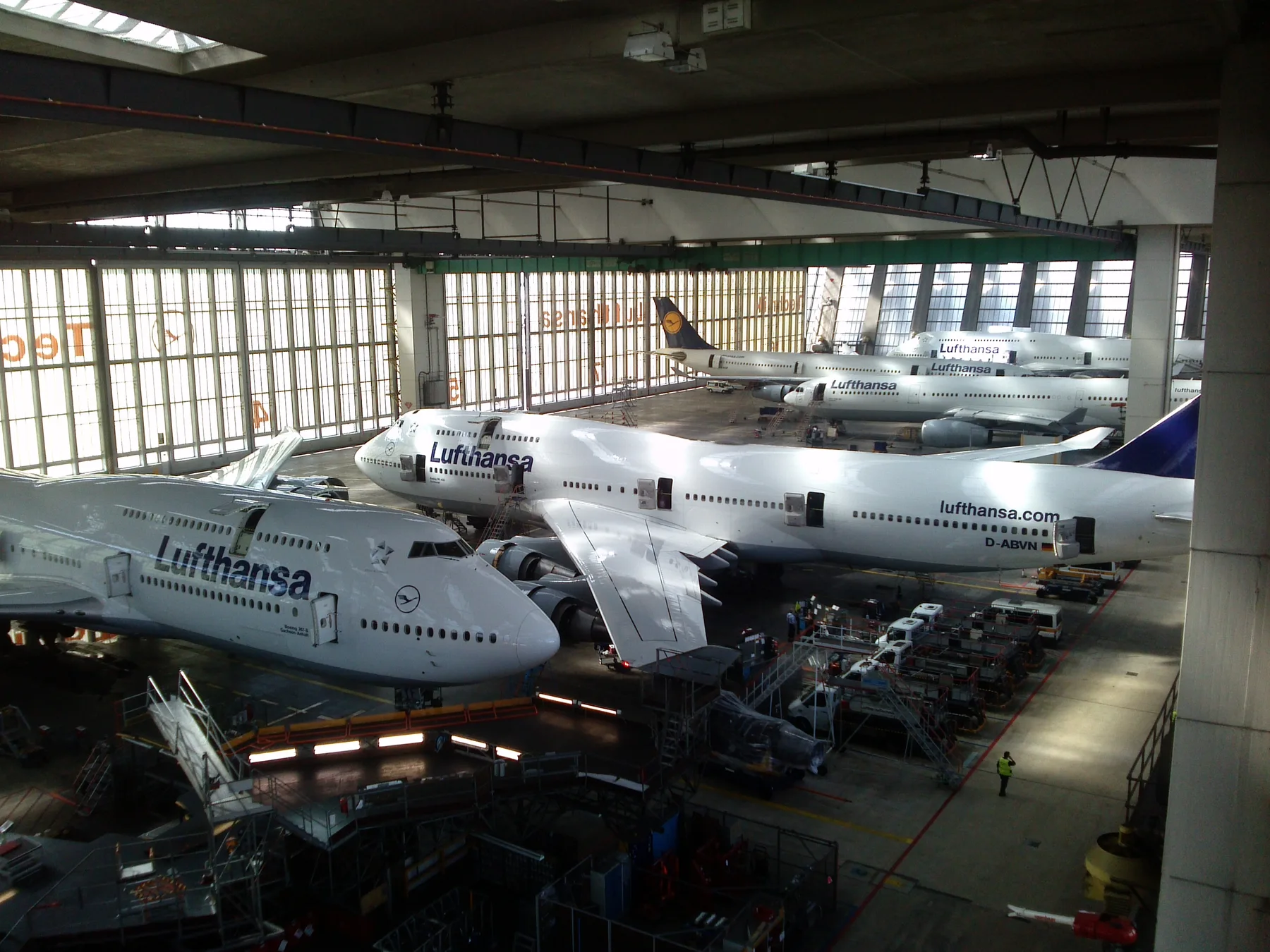 Самолёты на техническом обслуживании в ангаре Lufthansa Technik во Франкфурте. Фото: Franzffm / Wikimedia Commons, CC BY-SA 3.0