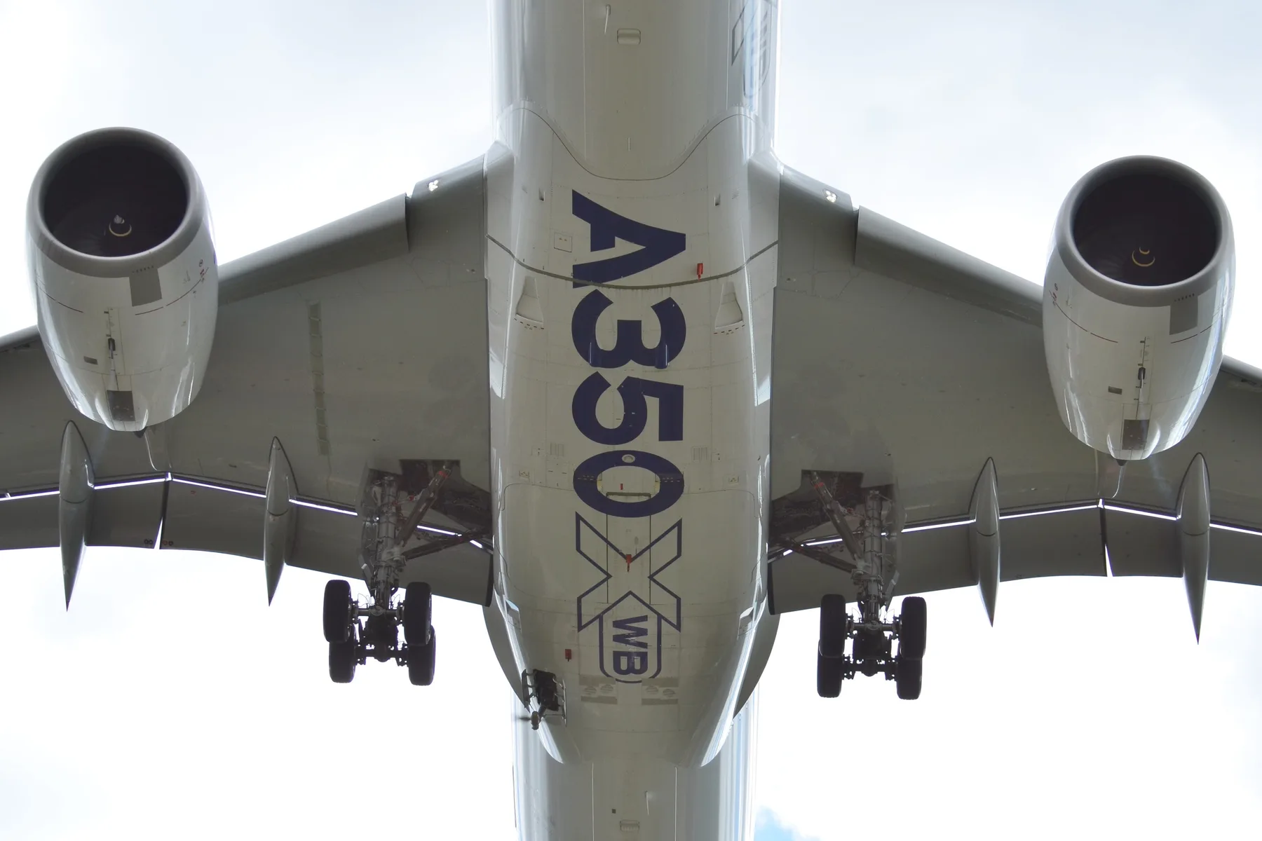 Airbus A350 с выпущенной аварийной турбиной RAT (под фюзеляжем за основными стойками шасси). Фото: Laurent Errera / Wikimedia Commons, CC BY-SA 2.0