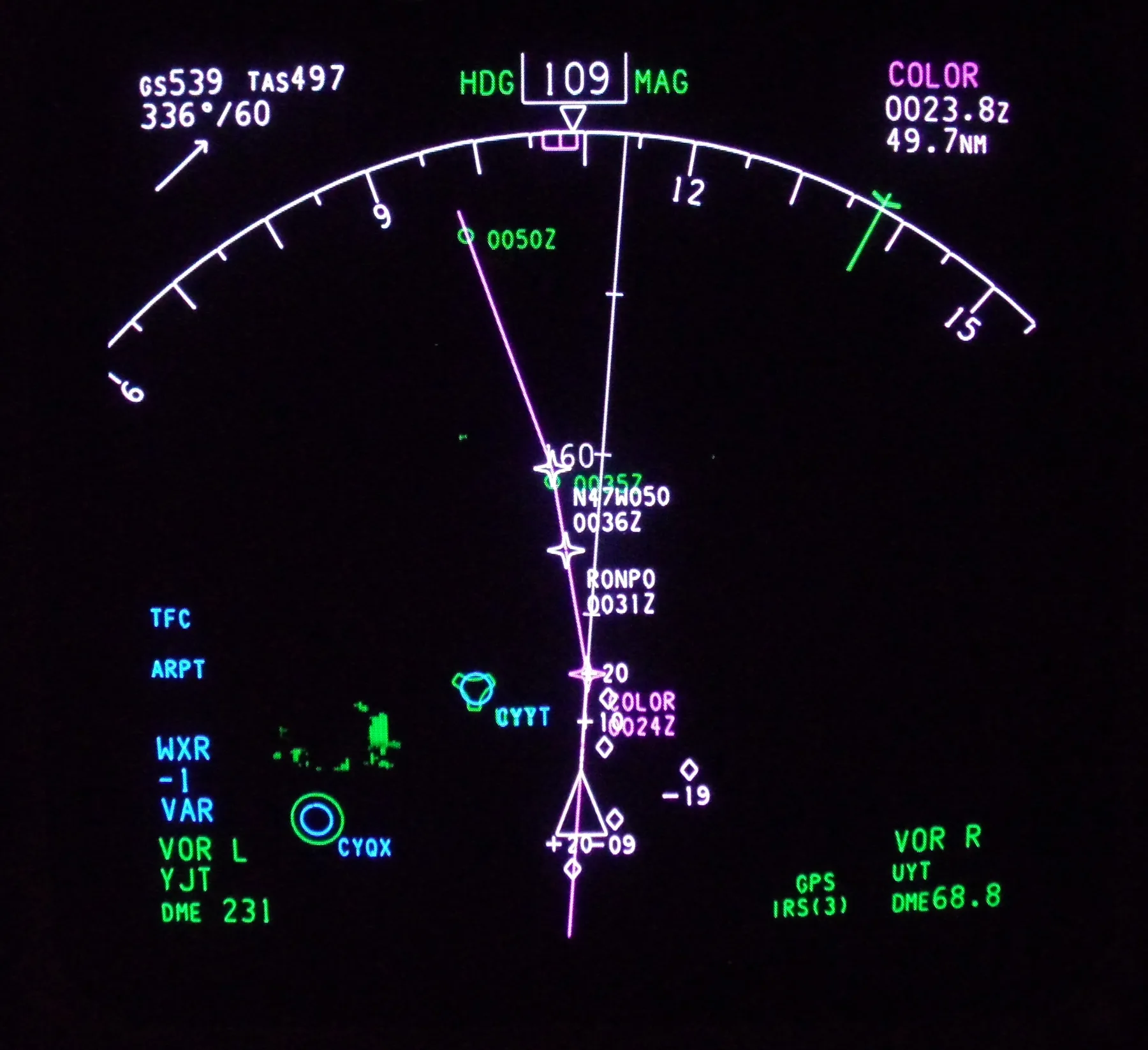 ND Boeing 747-400: путевая скорость (GS) 539 узлов, истинная (TAS) 497, ветер 60 узлов. Фото: Saschaporsche / Wikimedia Commons, CC BY-SA 3.0