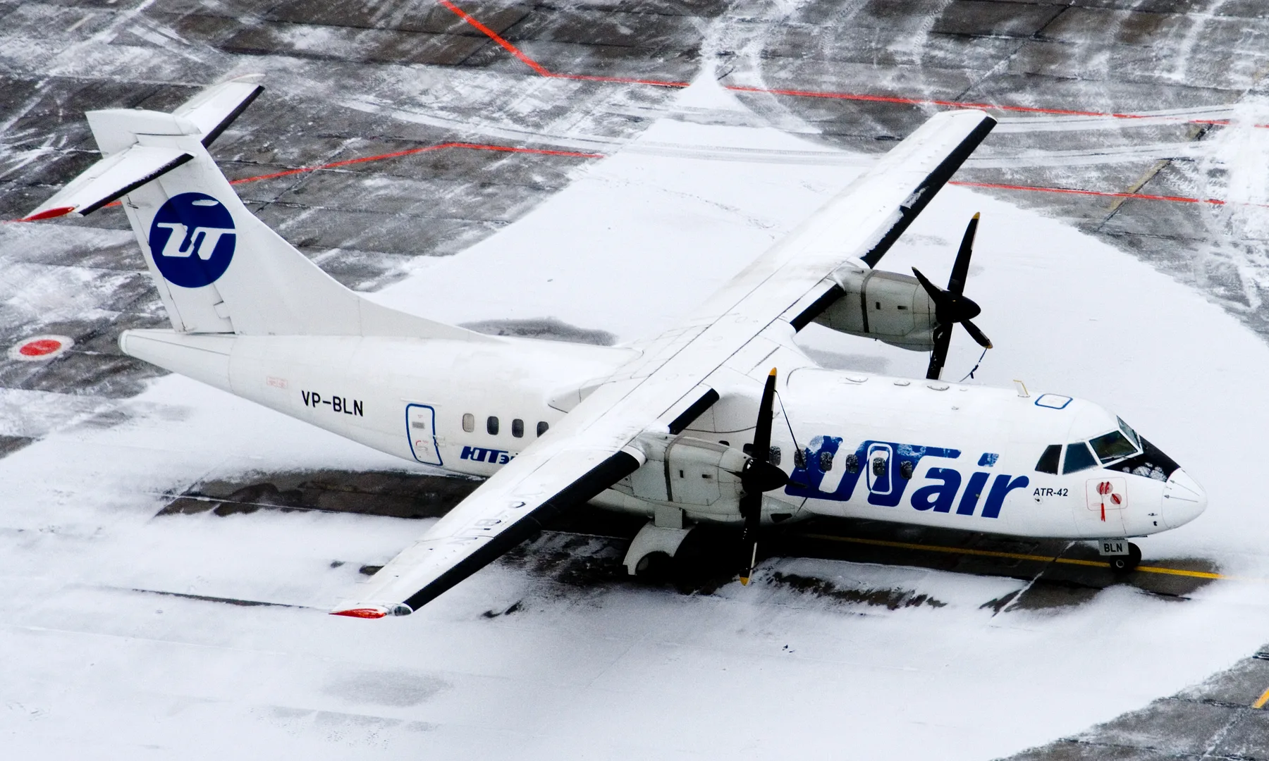 Турбовинтовой ATR 42 «ЮТэйр» в Сургуте. Фото: Artem Katranzhi / Wikimedia Commons, CC BY-SA 2.0