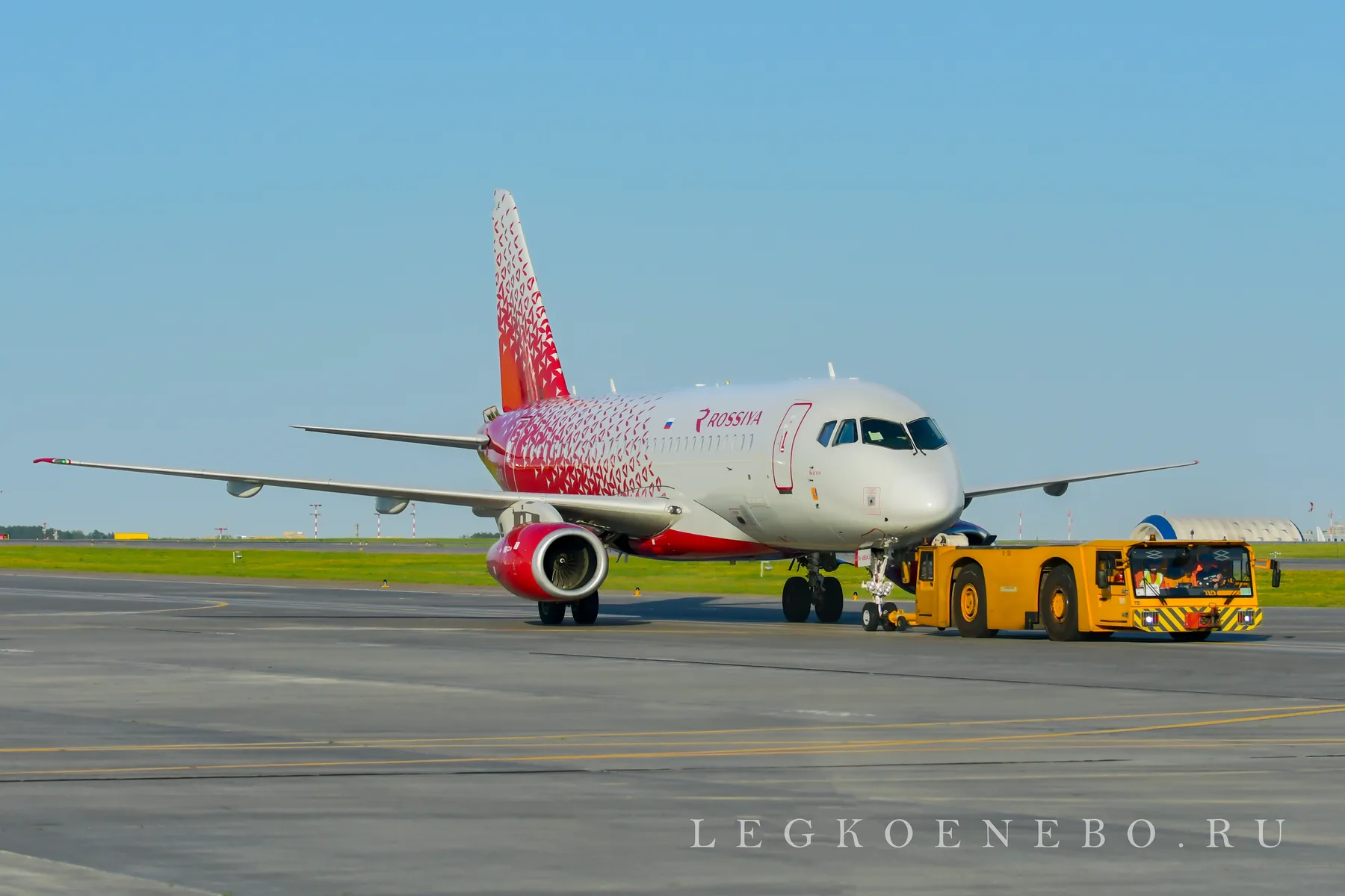 Буксировка SSJ-100 в Шереметьево