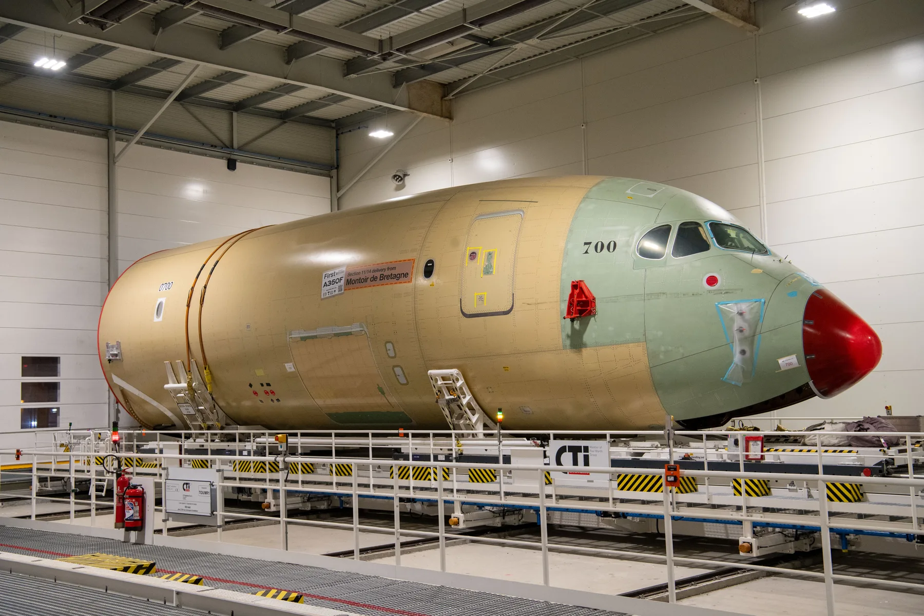 Носовую секцию фюзеляжа A350 выгружают из транспортного Beluga для сборки. Фото: © Airbus SAS 2025