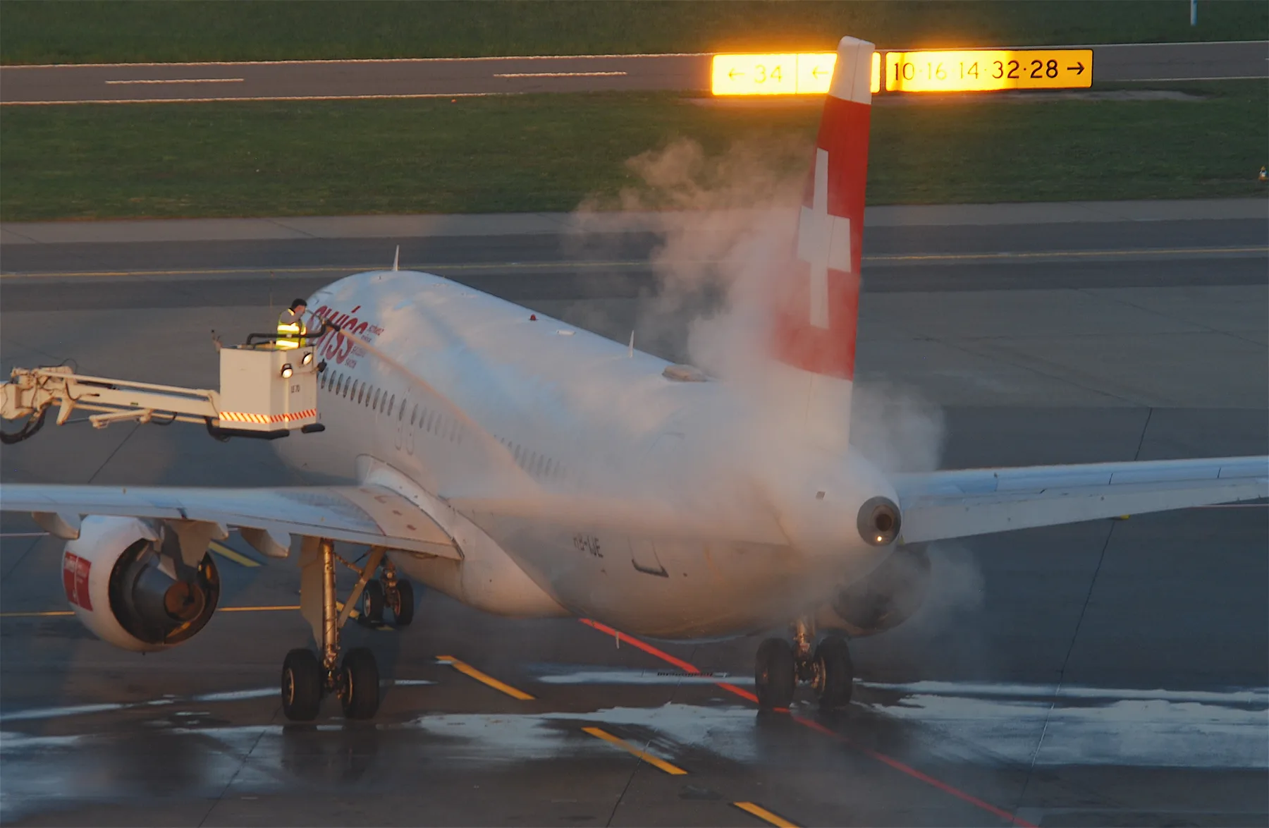 Противообледенительная обработка перед вылетом. Фото: Aero Icarus / Wikimedia Commons, CC BY-SA 2.0