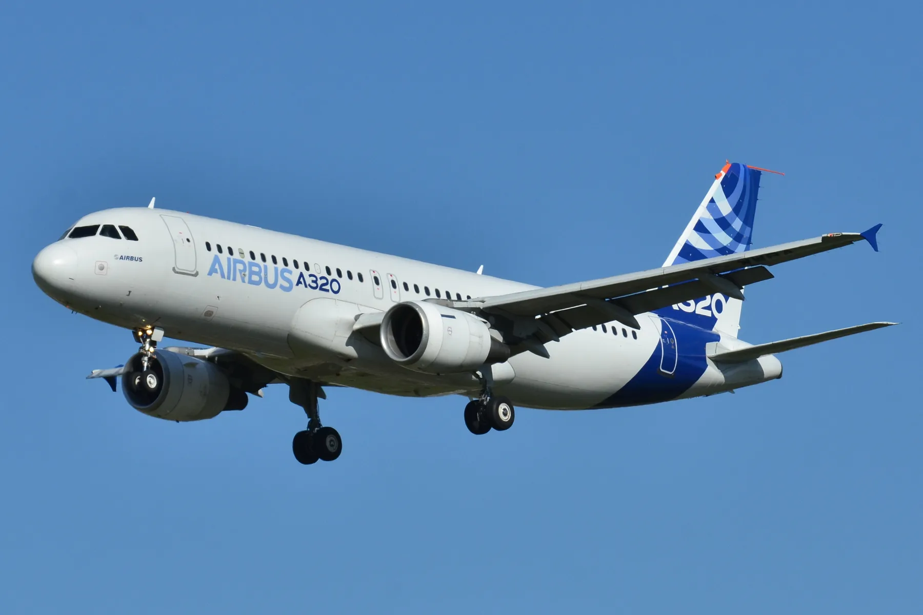 Airbus A320 MSN 001, первый построенный A320, в ливрее Airbus. Фото: Laurent Errera / Wikimedia Commons, CC BY-SA 2.0