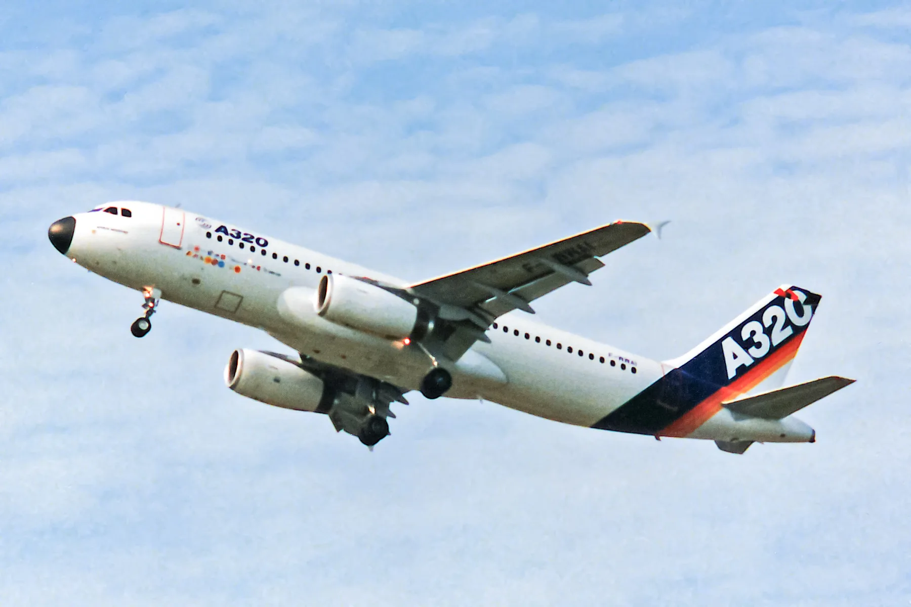 Прототип Airbus A320 F-WWAI, первый построенный A320, на авиасалоне в Фарнборо, 1988 год. Фото: Ken Fielding / Wikimedia Commons, CC BY-SA 3.0