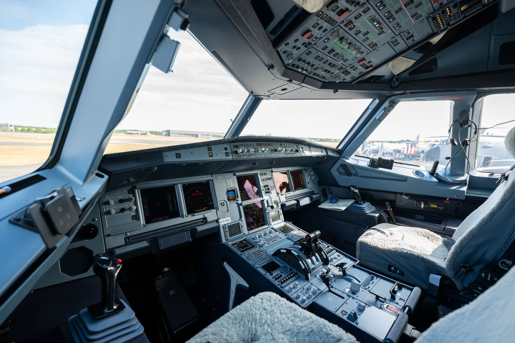 Сайдстик в кабине Airbus A321XLR. Фото: © Airbus SAS 2026