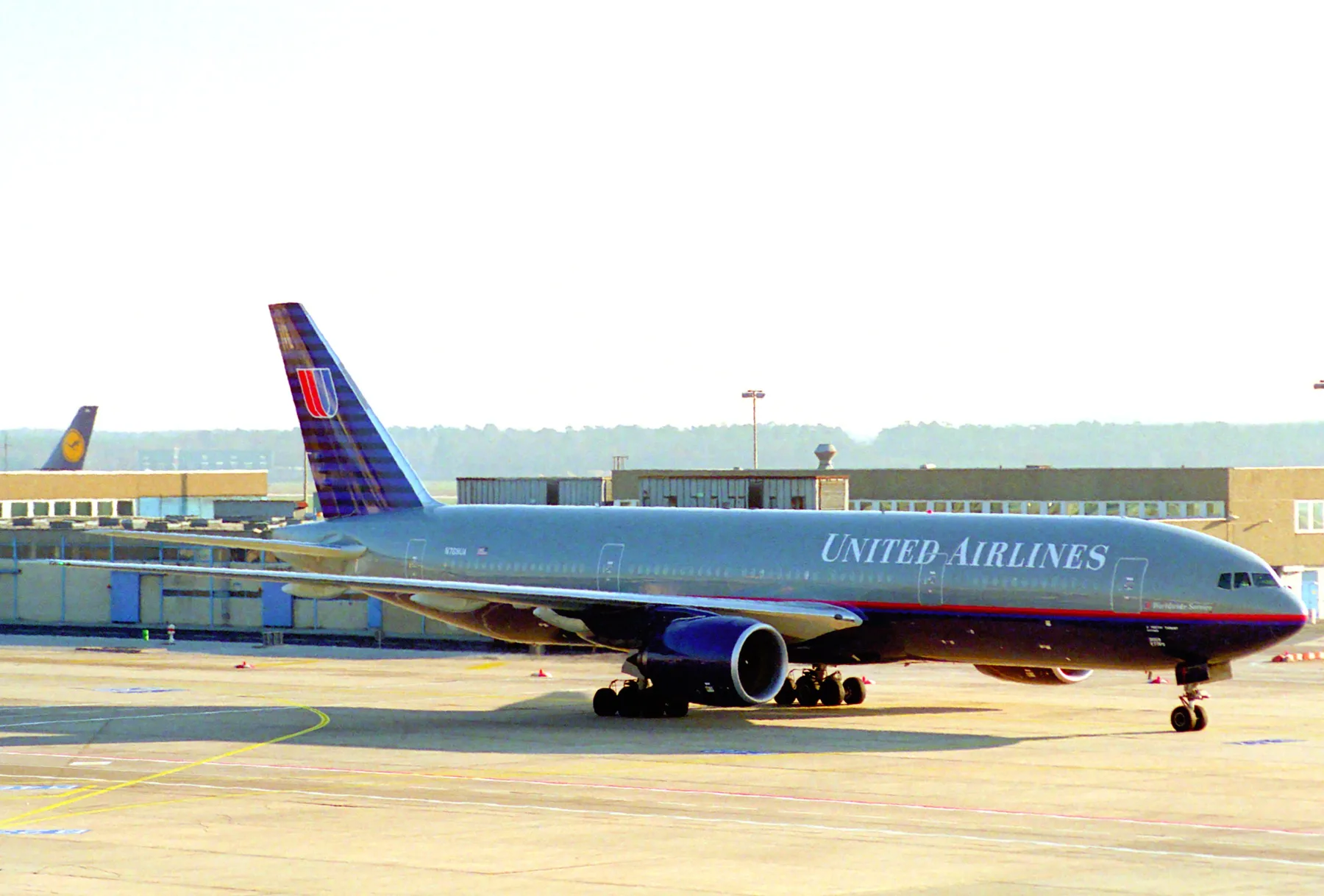 Boeing 777-200 авиакомпании United Airlines в первой ливрее, Франкфурт, декабрь 1995 года. Фото: Aero Icarus / Wikimedia Commons, CC BY-SA 2.0