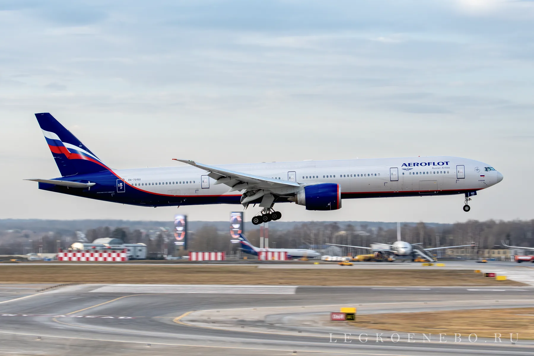 Boeing 777-300ER заходит на посадку в Шереметьево